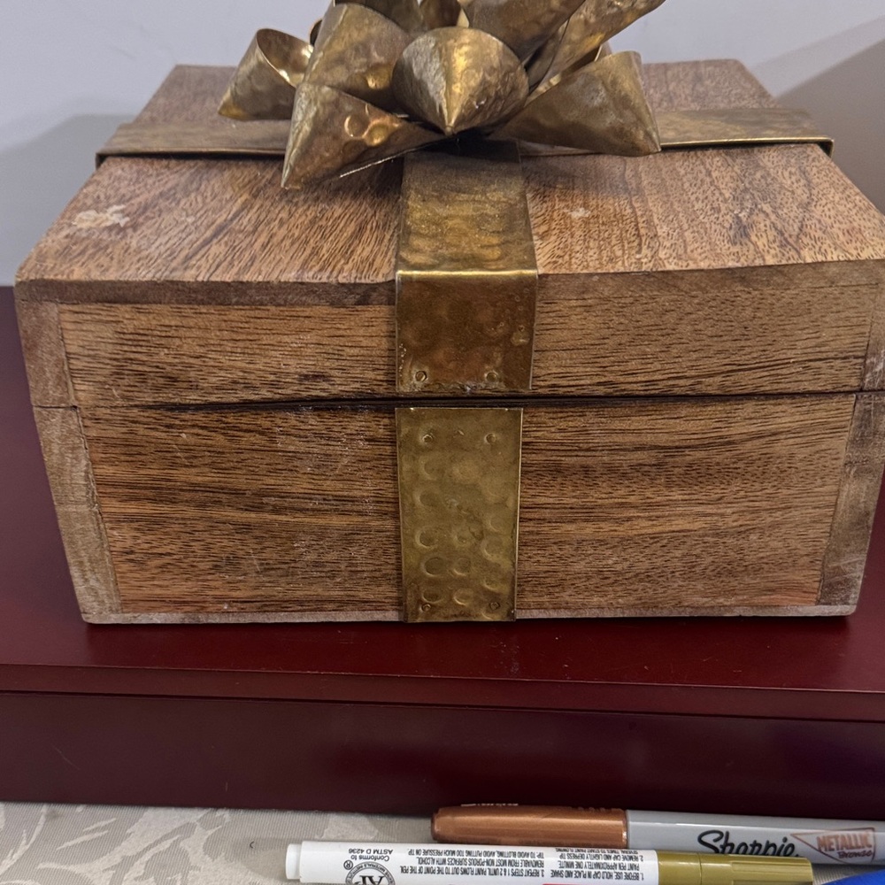 Vintage Wood decorative box with a hammered brass ribbon and bow - Picture 8 of 14